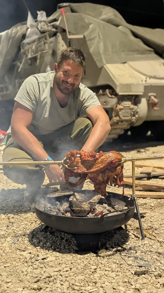 אלקנה מבשל על האש